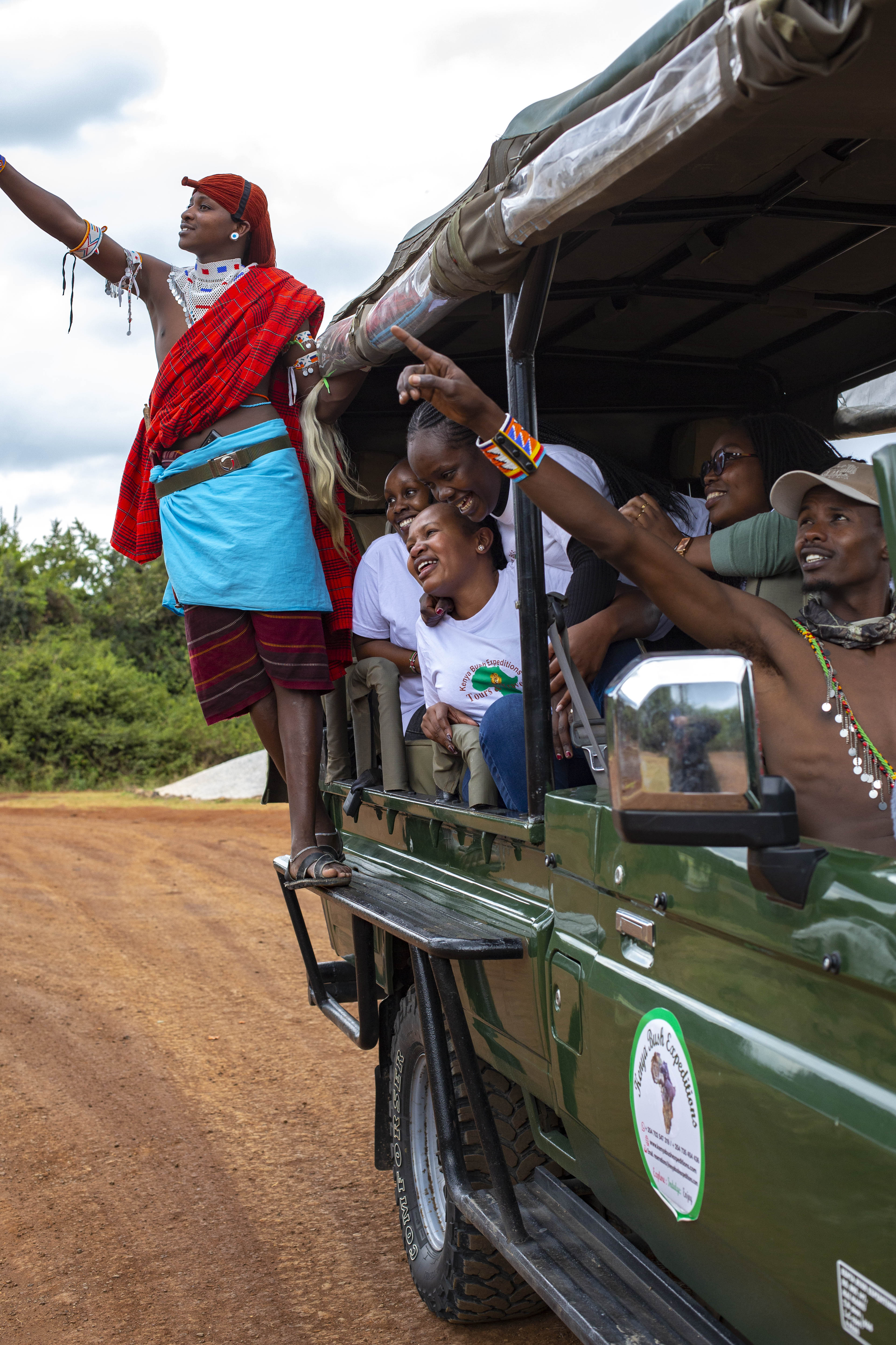 4*4 landcruiser with Kenya Bush